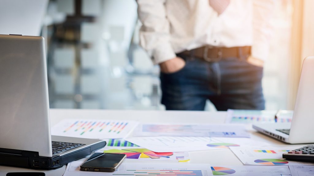 Entorn professional amb ordinadors i informes utilitzat en la formació d’idiomes per a empreses.