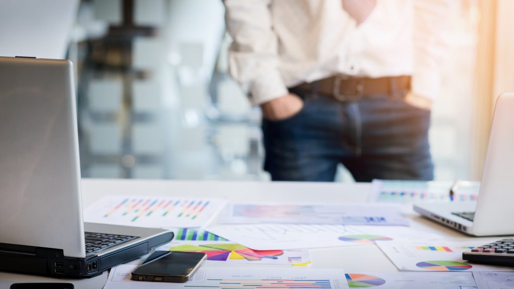 Entorno profesional con ordenadores e informes utilizado en la formación de idiomas para empresas.