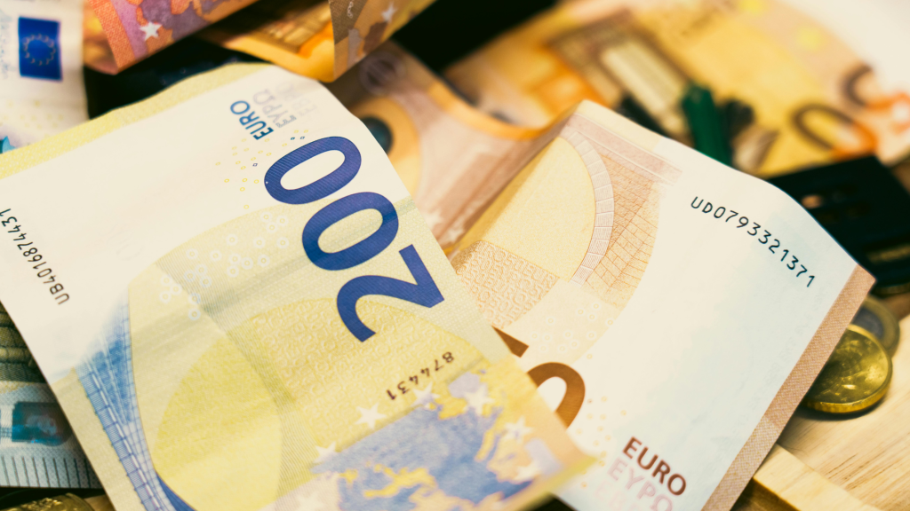 Bitllets d’euros que representen el crèdit de formació disponible per a cursos bonificats i formació per a empreses